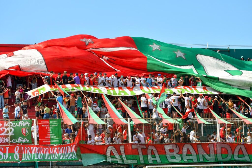 Clubes de barrio: entre la pasión deportiva, tramas de poder político y las barras