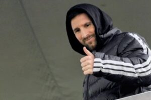 No busquen la foto, Messi siempre se refugia entre los suyos
